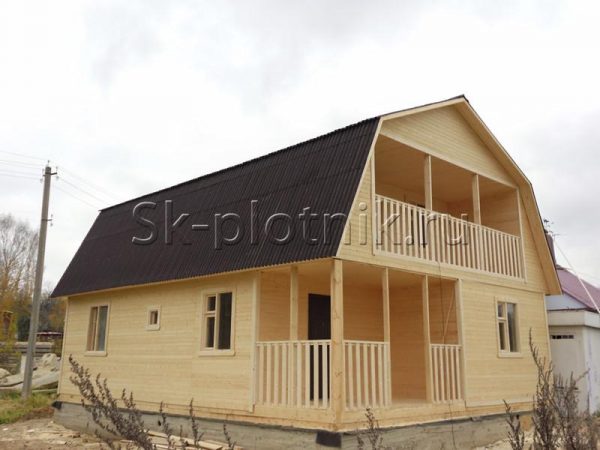 каркасный дом с крыльцом и балконом